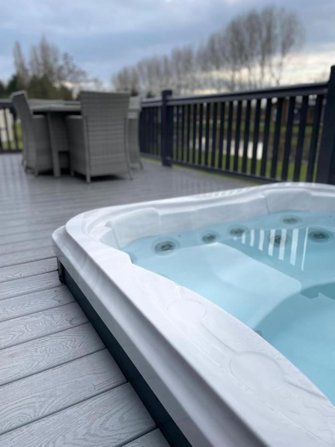 Black Moorhen Lodge With Hot Tub York Exterior photo