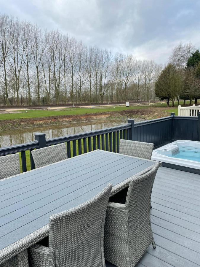 Black Moorhen Lodge With Hot Tub York Exterior photo