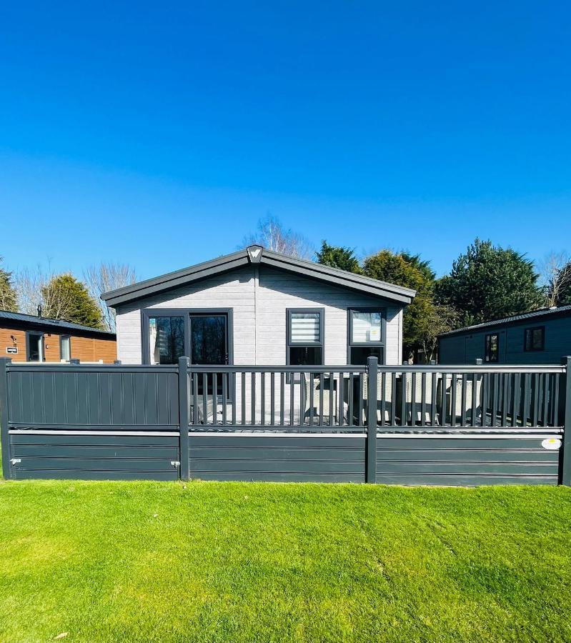 Black Moorhen Lodge With Hot Tub York Exterior photo