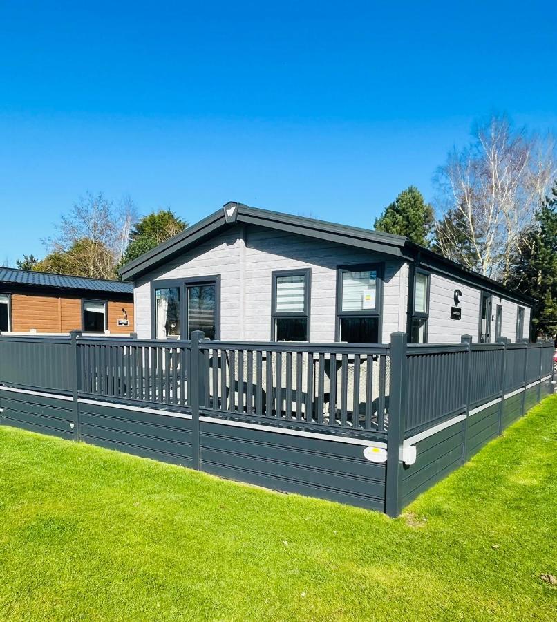 Black Moorhen Lodge With Hot Tub York Exterior photo